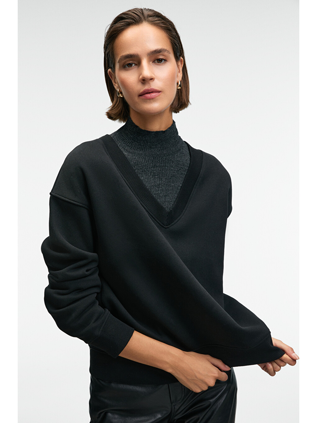 Arınel Kadın V Yaka Regular Fit Siyah Sweatshirt-3