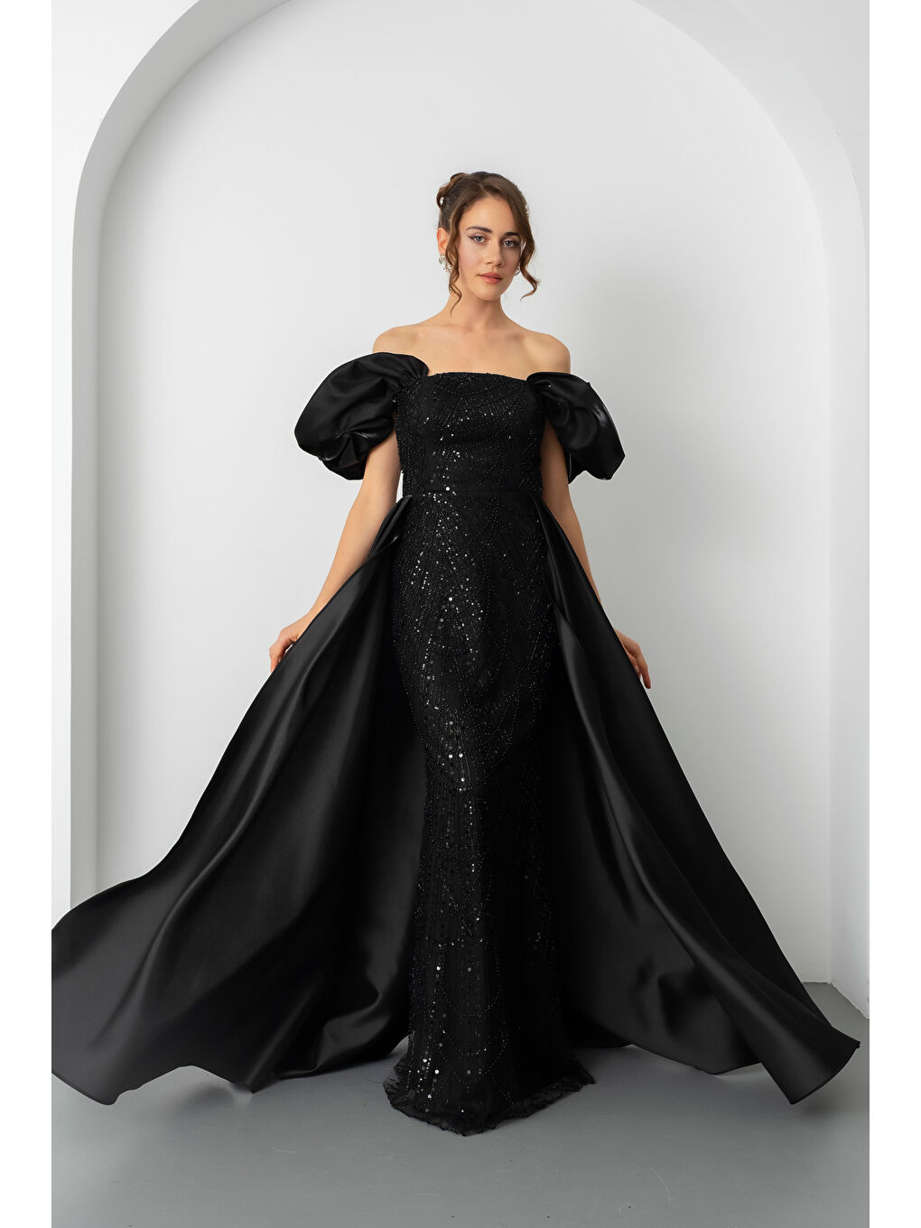 Kadın Siyah Kayık Yaka Saten Kuyruklu Uzun Boncuklu Abiye