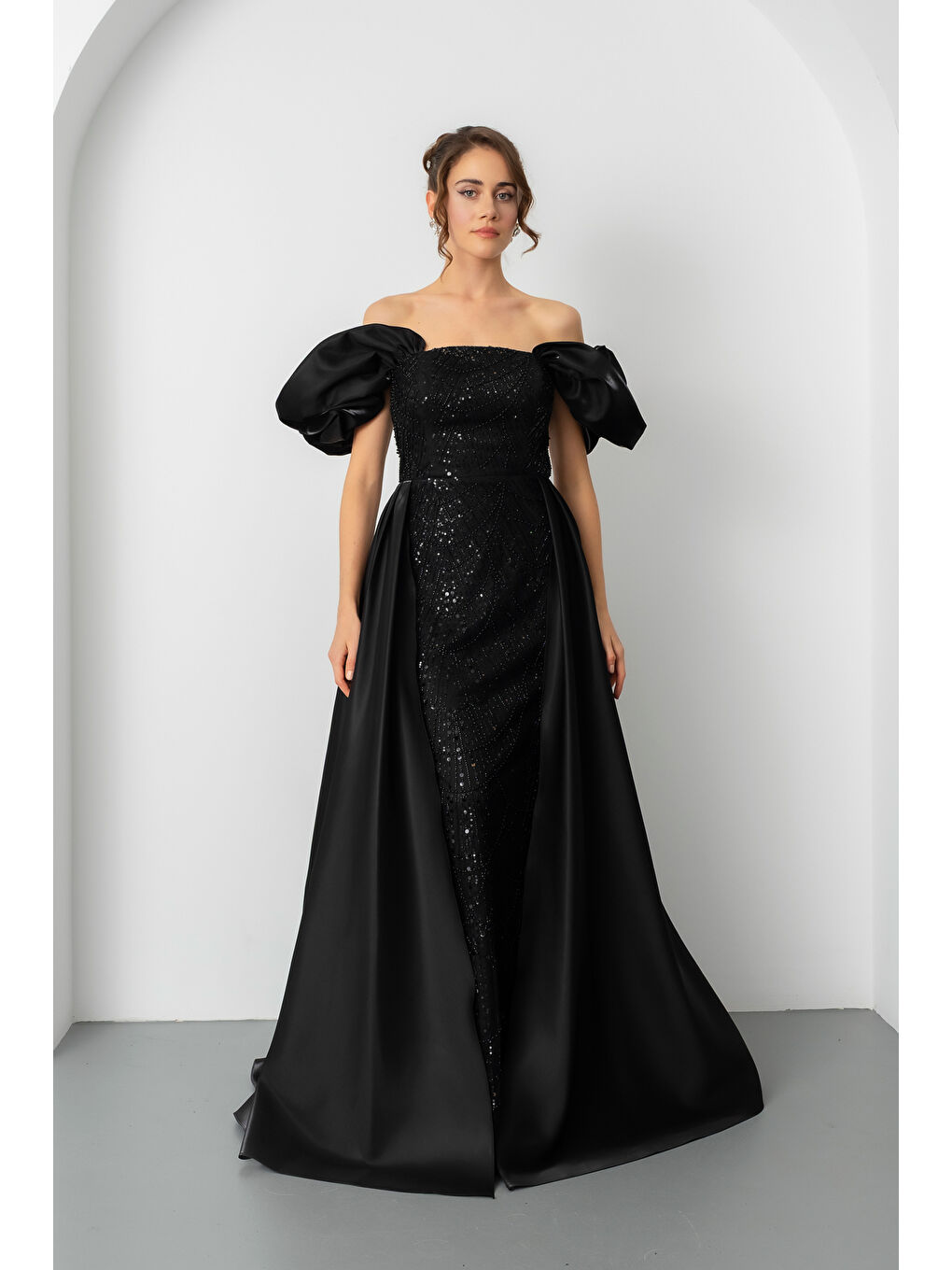 Kadın Siyah Kayık Yaka Saten Kuyruklu Uzun Boncuklu Abiye-1