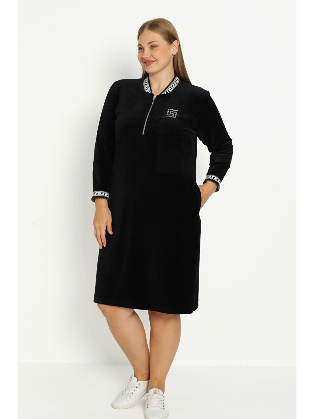Kadın Büyük Beden Siyah Pamuklu Kadife Cepli Fermuarlı Baskı Detaylı Uzun Kollu Elbise-1