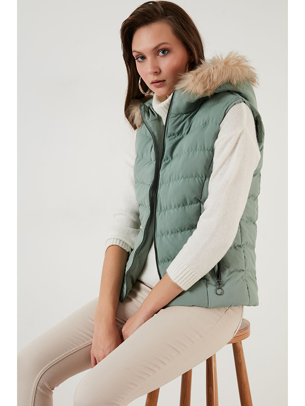 Yeşil Tüylü Kapüşonlu Cepli Şişme Yelek 497GIA