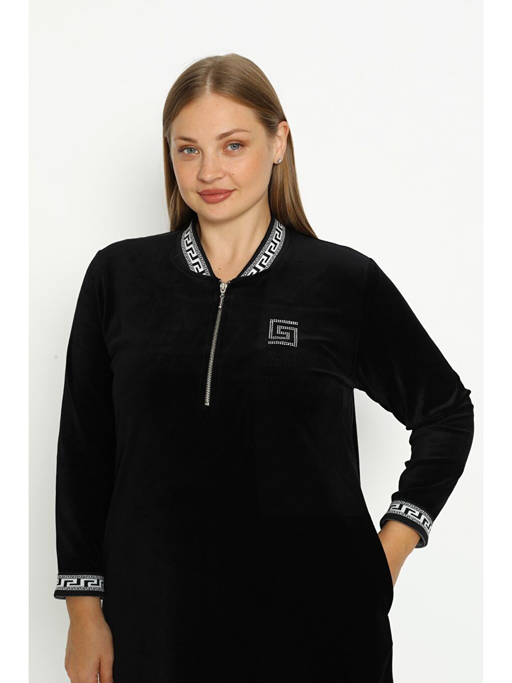 Kadın Büyük Beden Siyah Pamuklu Kadife Cepli Fermuarlı Baskı Detaylı Uzun Kollu Elbise-2