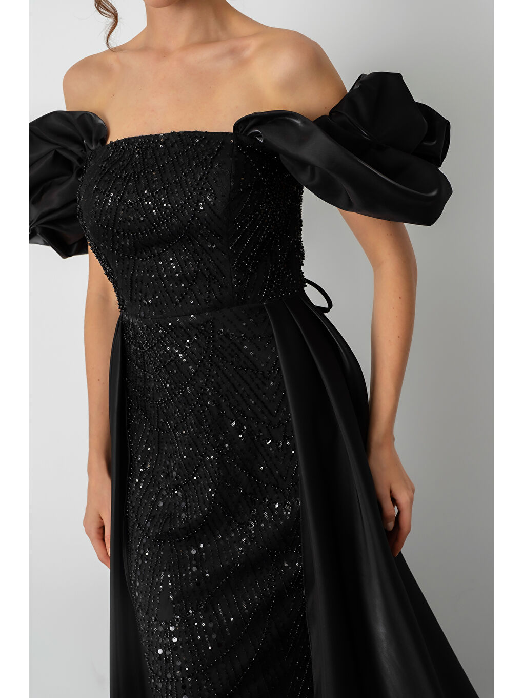 Kadın Siyah Kayık Yaka Saten Kuyruklu Uzun Boncuklu Abiye-3