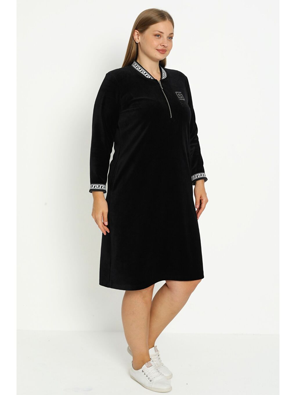 Kadın Büyük Beden Siyah Pamuklu Kadife Cepli Fermuarlı Baskı Detaylı Uzun Kollu Elbise-3