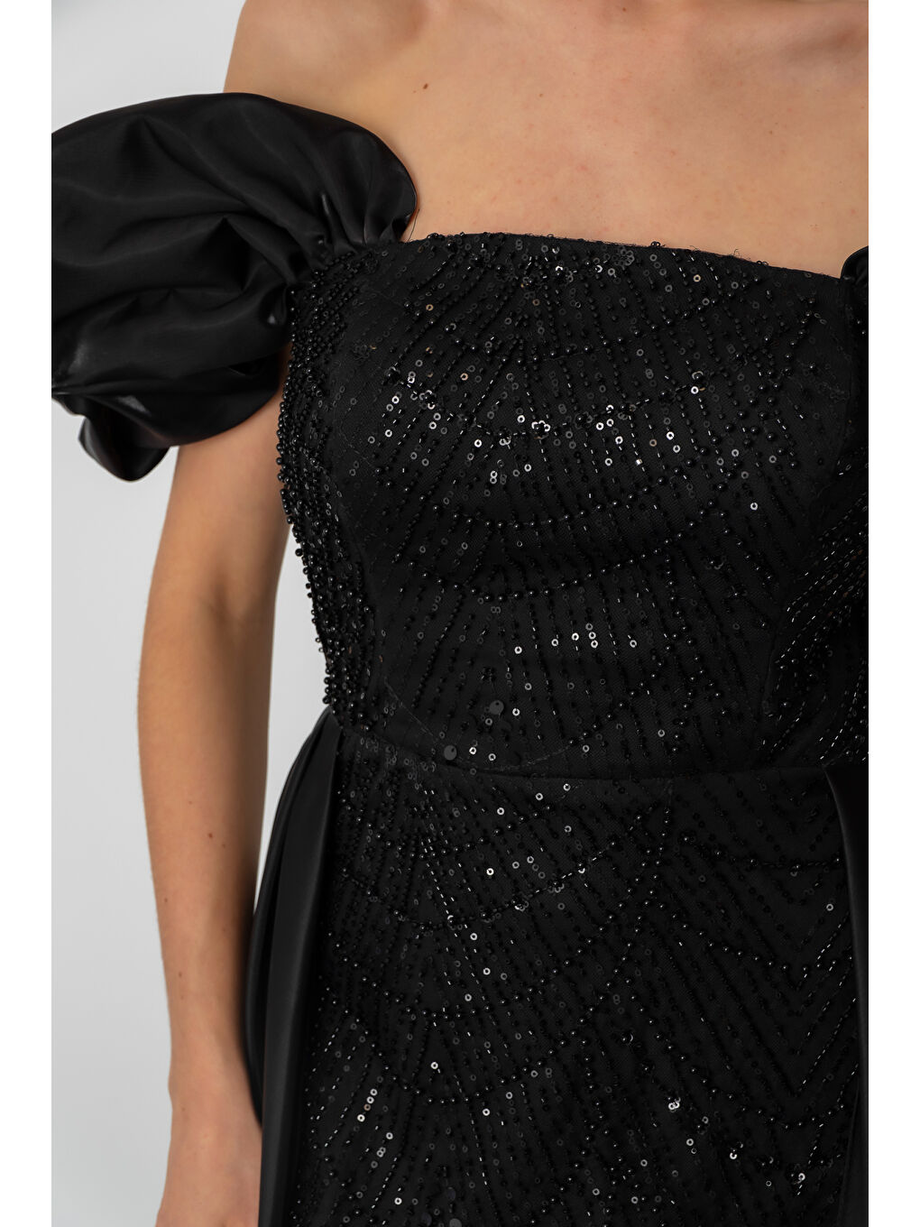 Kadın Siyah Kayık Yaka Saten Kuyruklu Uzun Boncuklu Abiye-4