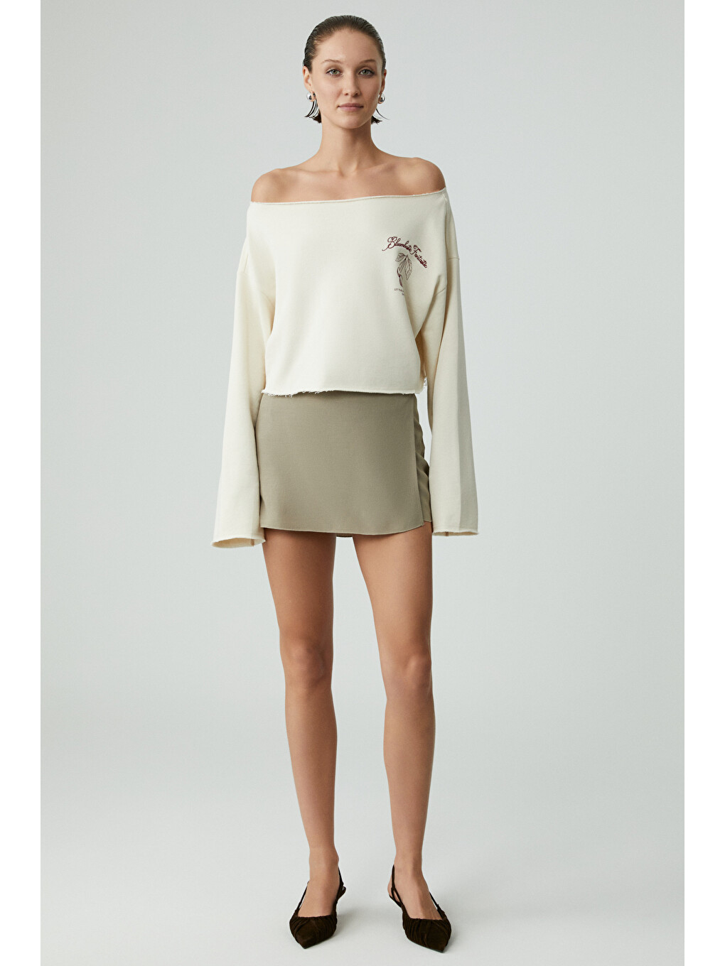 Carıbou Kadın Asimetrik Yakalı Şardonsuz Tek Omzu Açık Baskılı Ekru Sweatshirt-1
