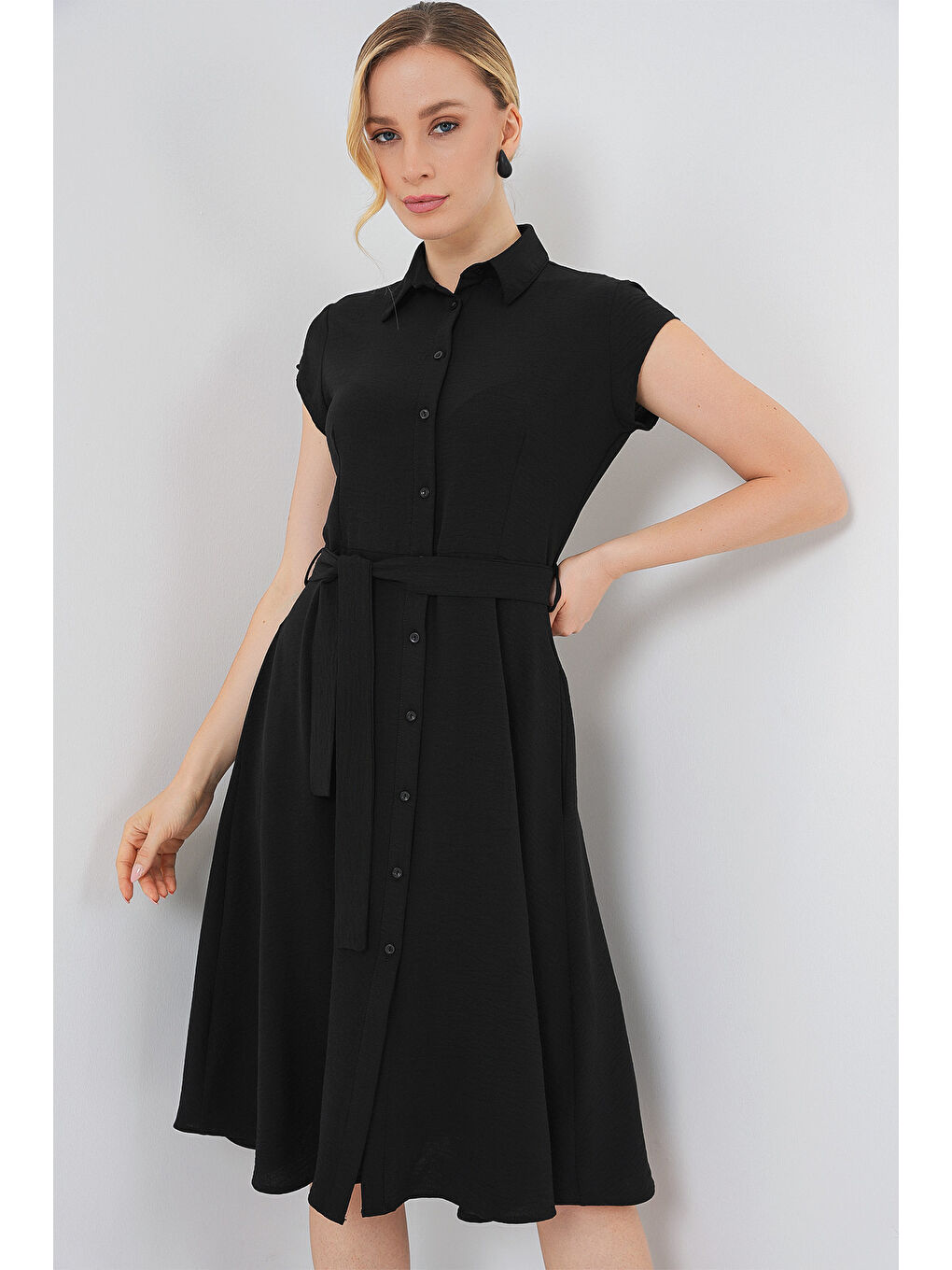 1677 Boydan Düğmeli Kuşaklı Elbise - Siyah-3