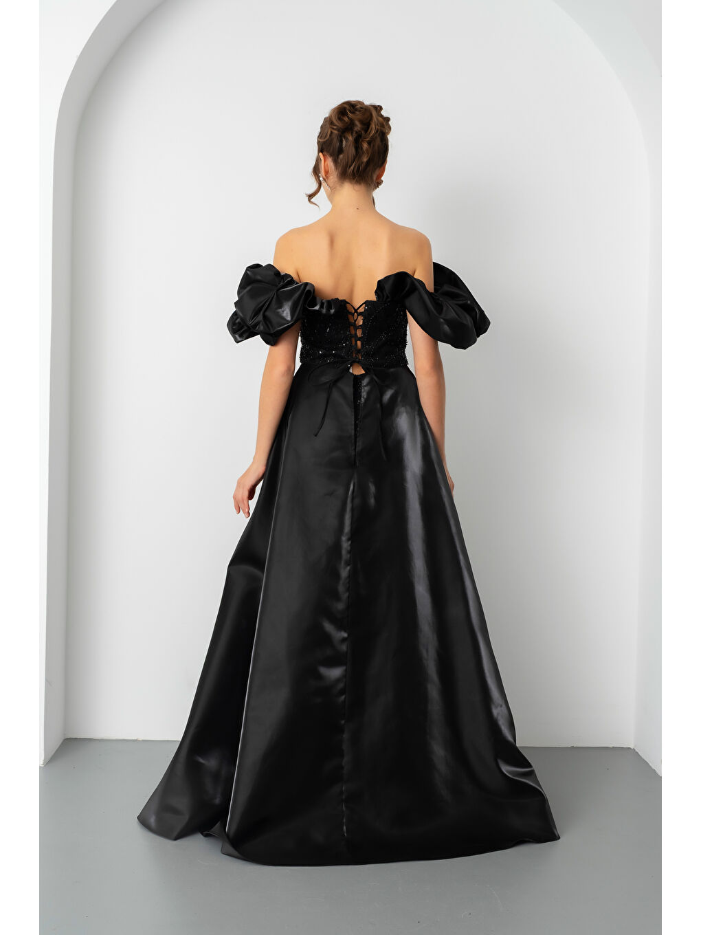 Kadın Siyah Kayık Yaka Saten Kuyruklu Uzun Boncuklu Abiye-5