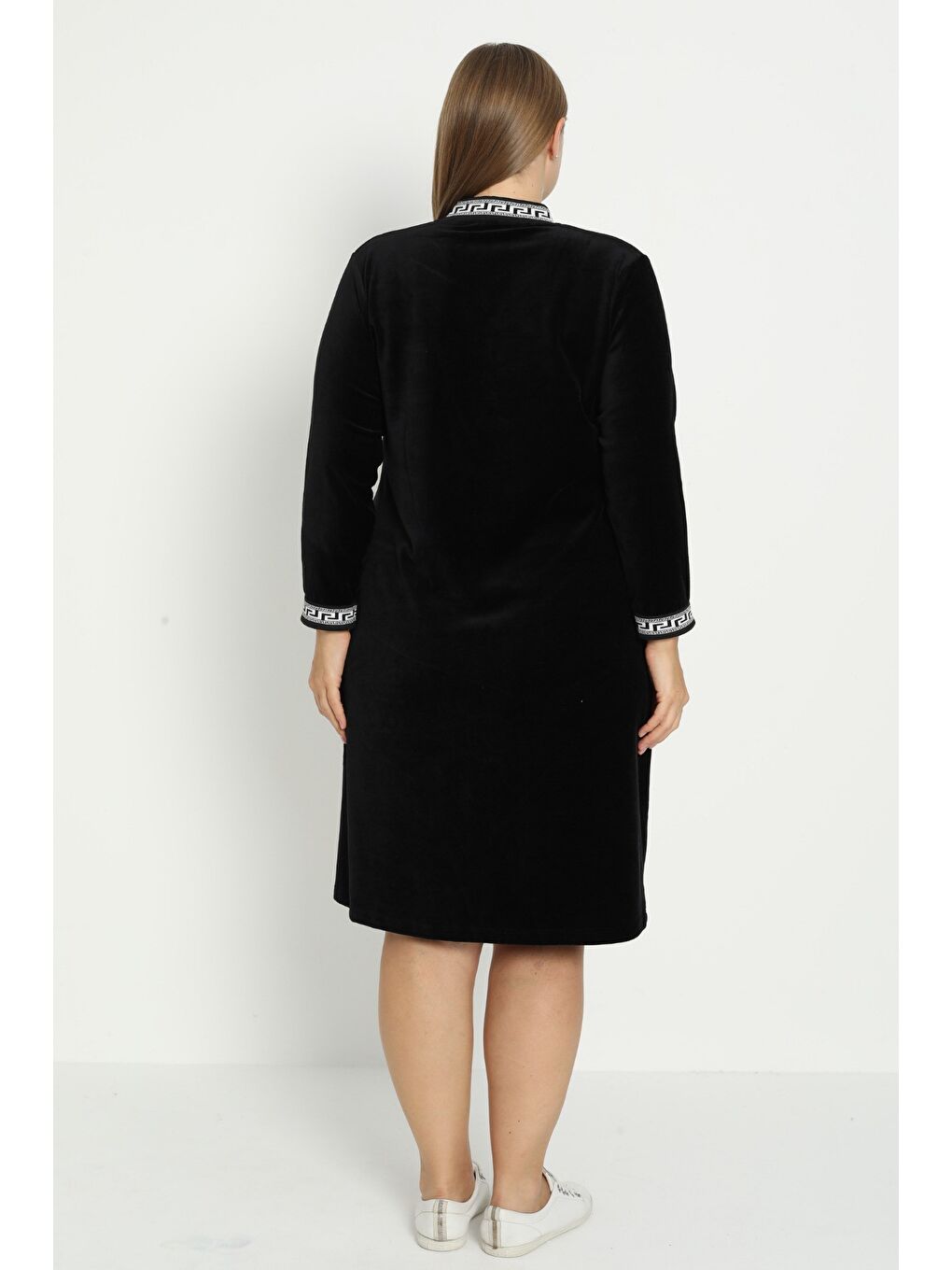 Kadın Büyük Beden Siyah Pamuklu Kadife Cepli Fermuarlı Baskı Detaylı Uzun Kollu Elbise-5