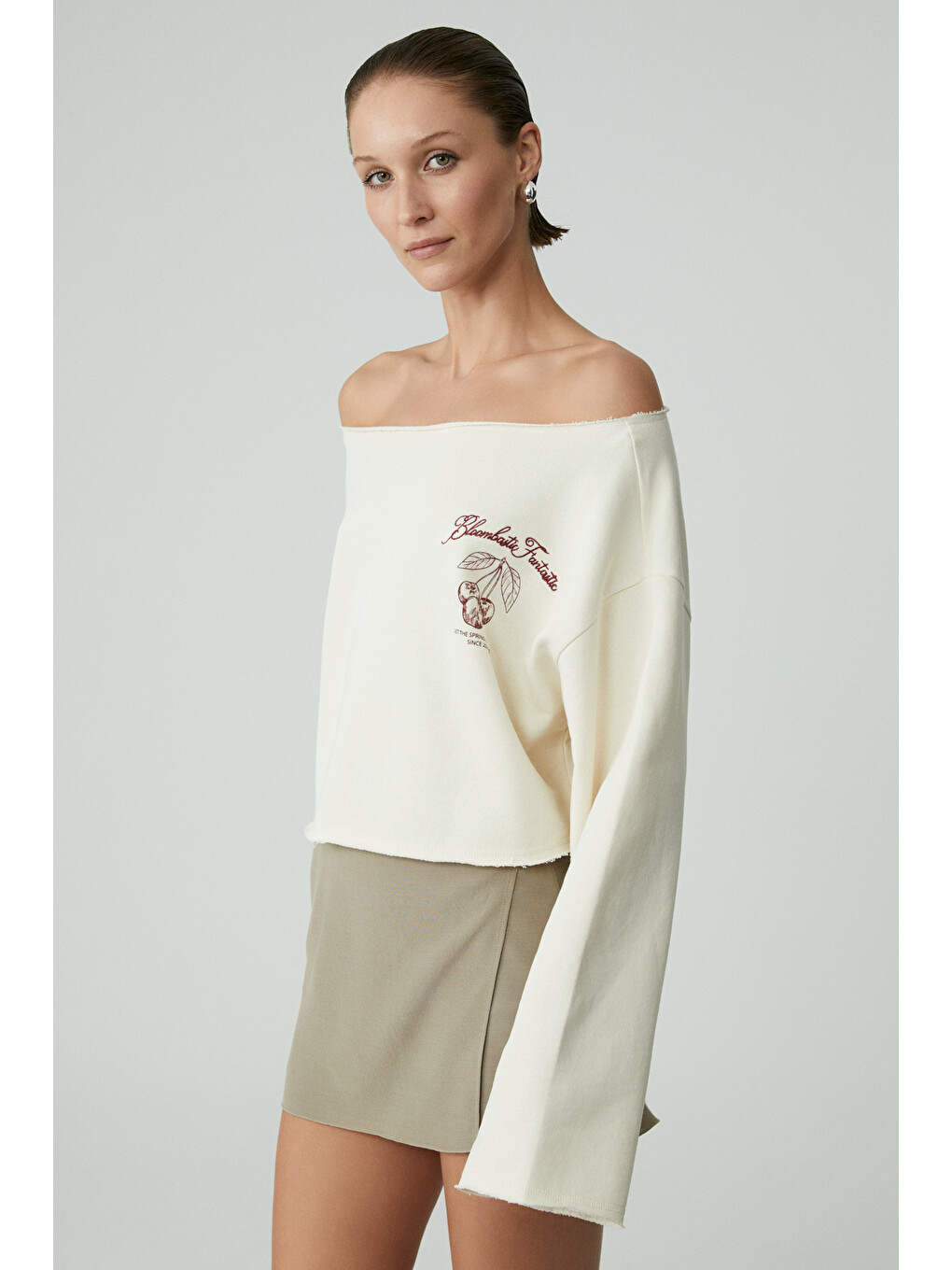 Carıbou Kadın Asimetrik Yakalı Şardonsuz Tek Omzu Açık Baskılı Ekru Sweatshirt-2