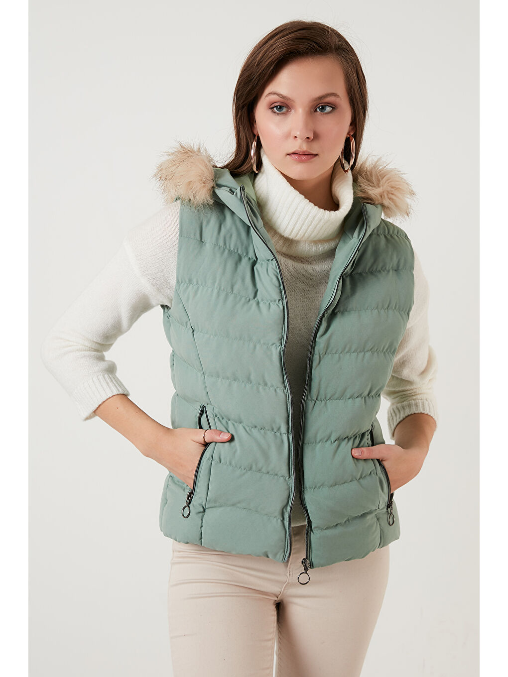 Yeşil Tüylü Kapüşonlu Cepli Şişme Yelek 497GIA-1