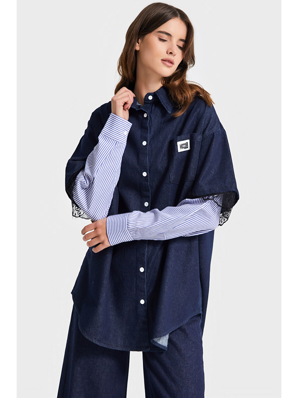 Beyaz Kadın Koyu Jean Rengi Oversize Kol Detaylı Özel Tasarım Denim Gömlek-2