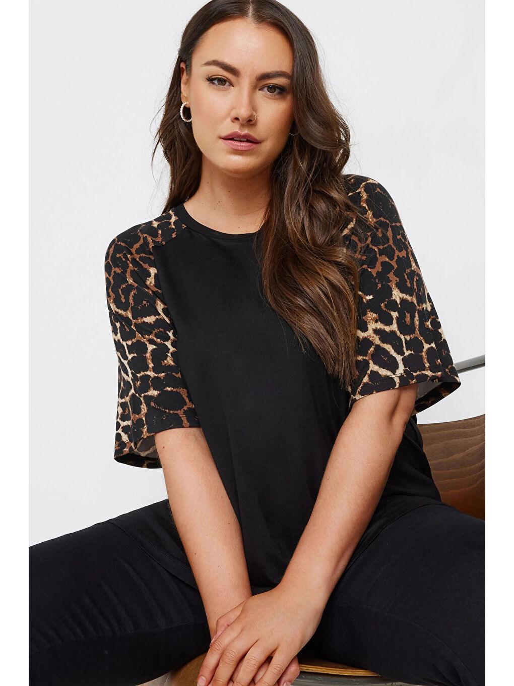 Stil Diva Siyah Büyük Beden Bisiklet Yaka Kısa Kolları Leopar Desenli T-Shirt 322115 - 3