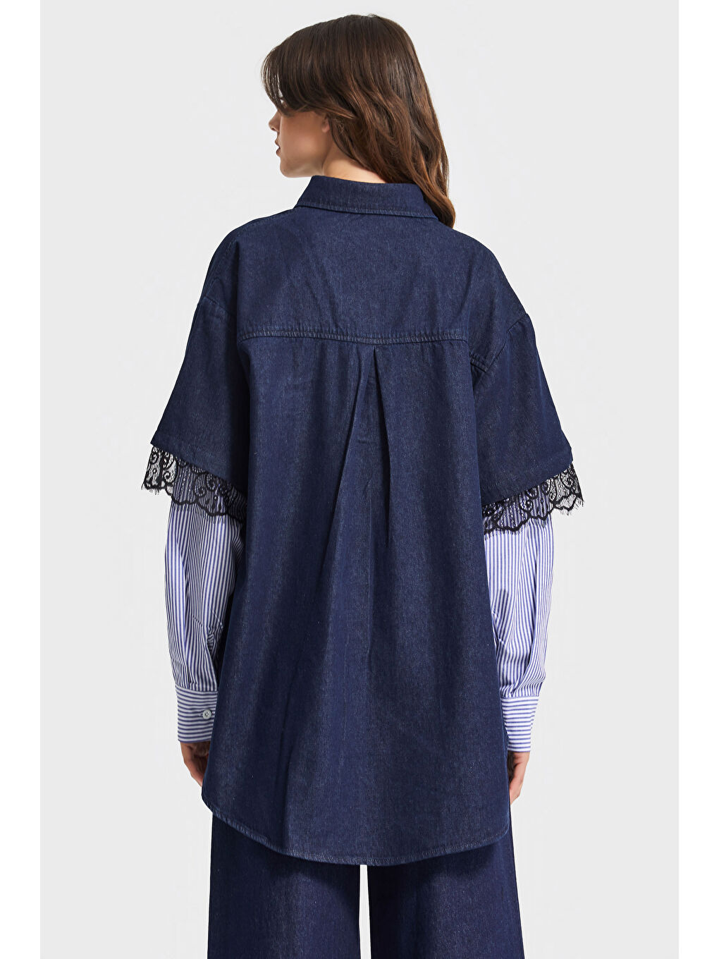 Beyaz Kadın Koyu Jean Rengi Oversize Kol Detaylı Özel Tasarım Denim Gömlek-3