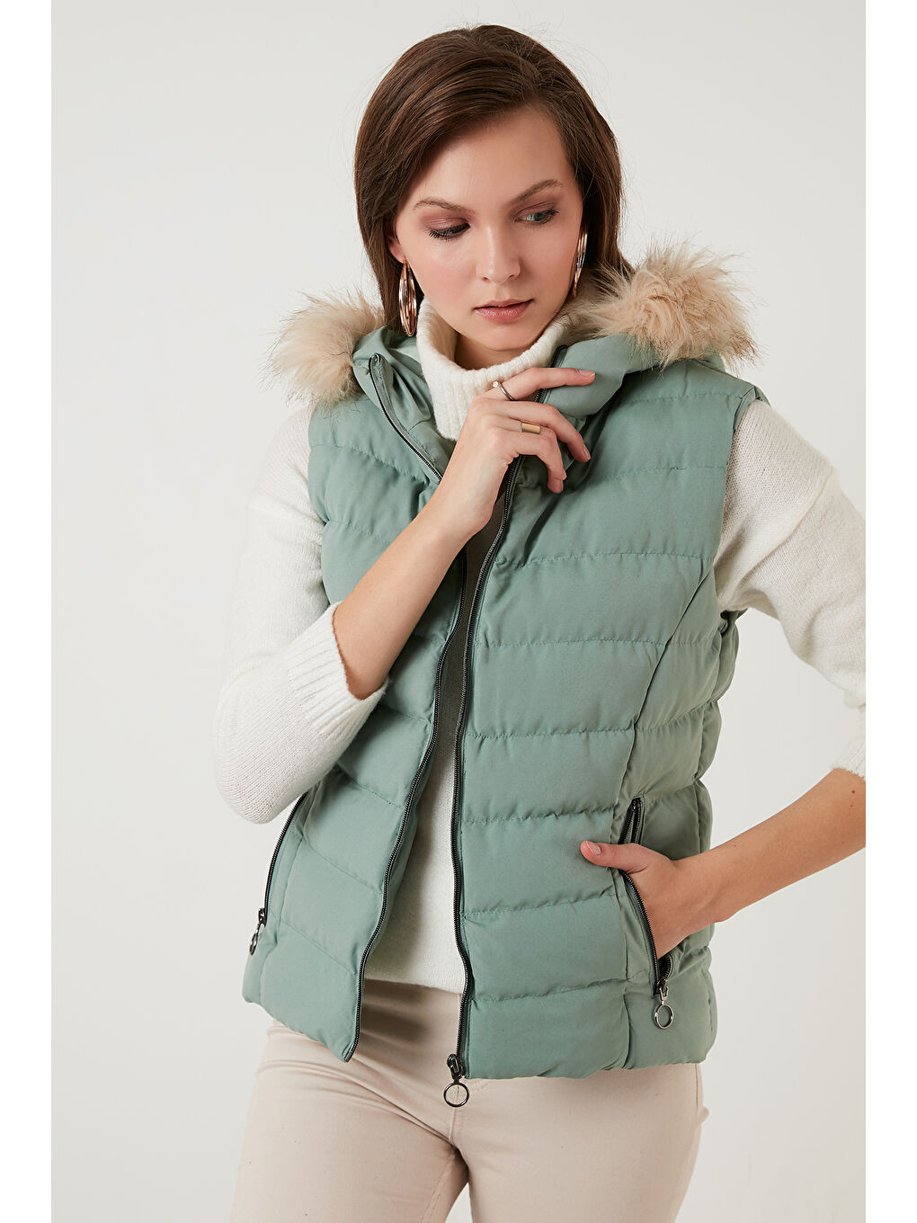 Yeşil Tüylü Kapüşonlu Cepli Şişme Yelek 497GIA-2