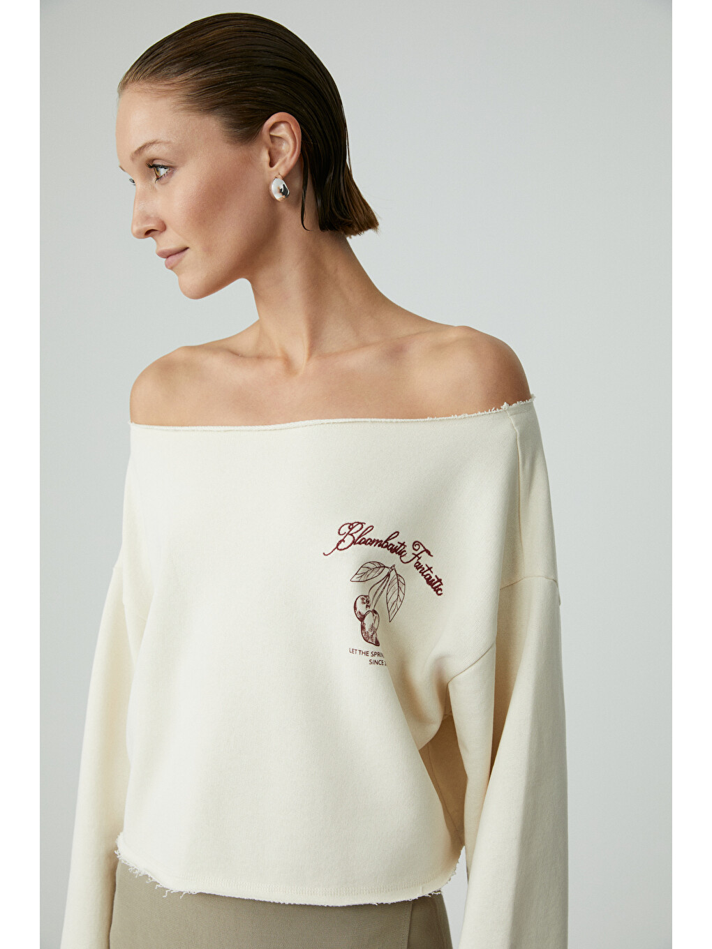 Carıbou Kadın Asimetrik Yakalı Şardonsuz Tek Omzu Açık Baskılı Ekru Sweatshirt-3