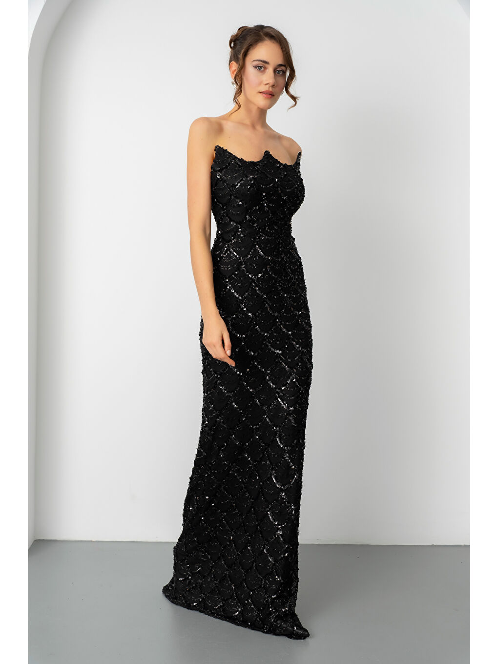 Kadın Siyah Straplez Boncuk İşlemeli Uzun Abiye Elbise-1