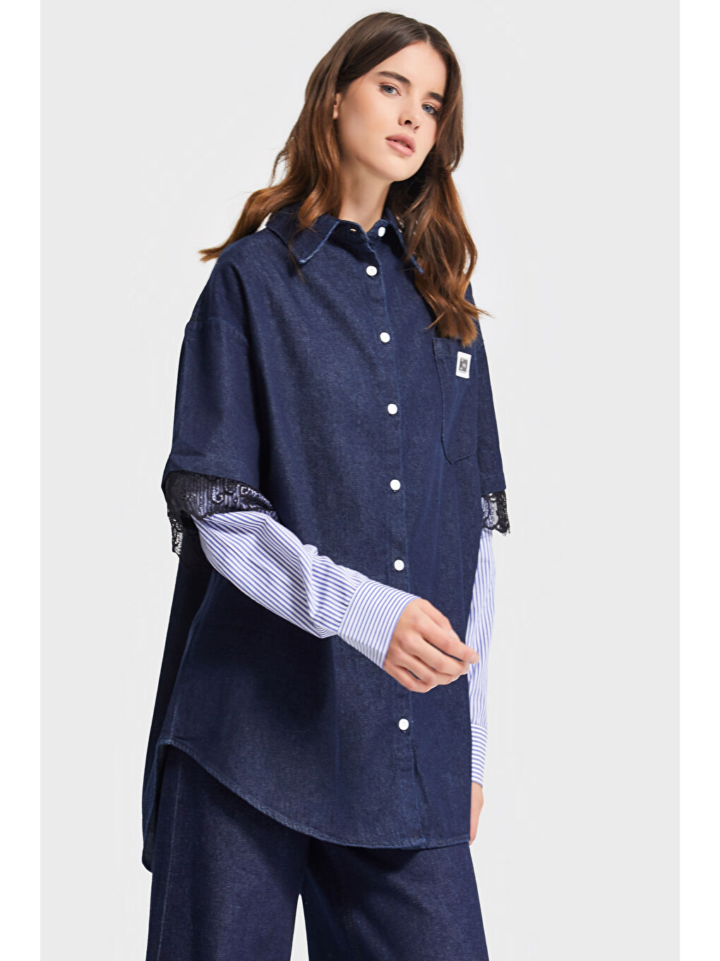 Beyaz Kadın Koyu Jean Rengi Oversize Kol Detaylı Özel Tasarım Denim Gömlek-4