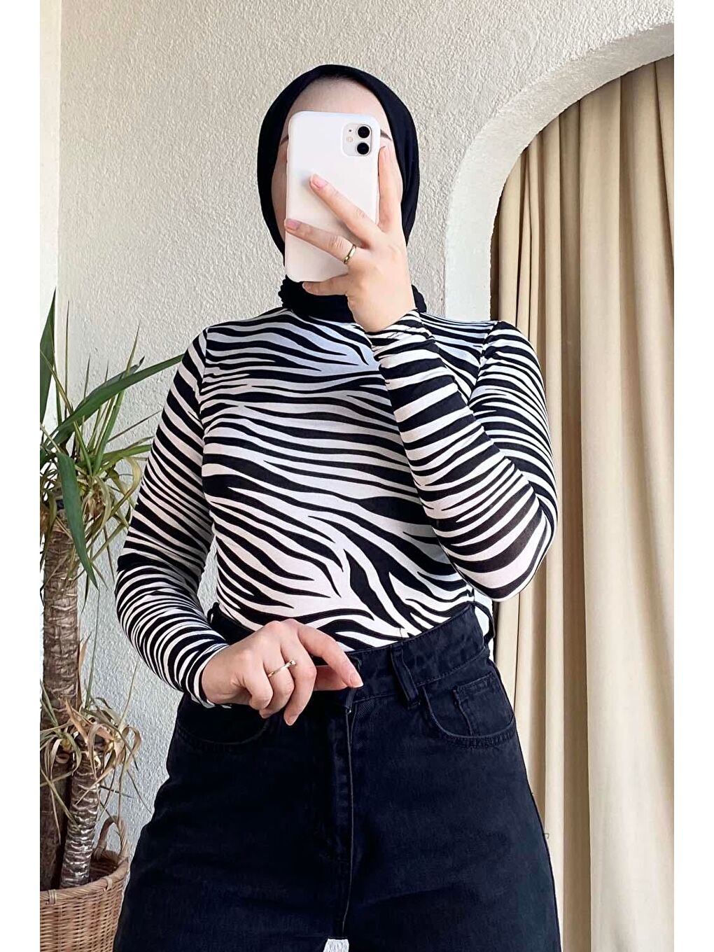Yarım Balıkçı Yaka Zebra Desenli Body Siyah-1