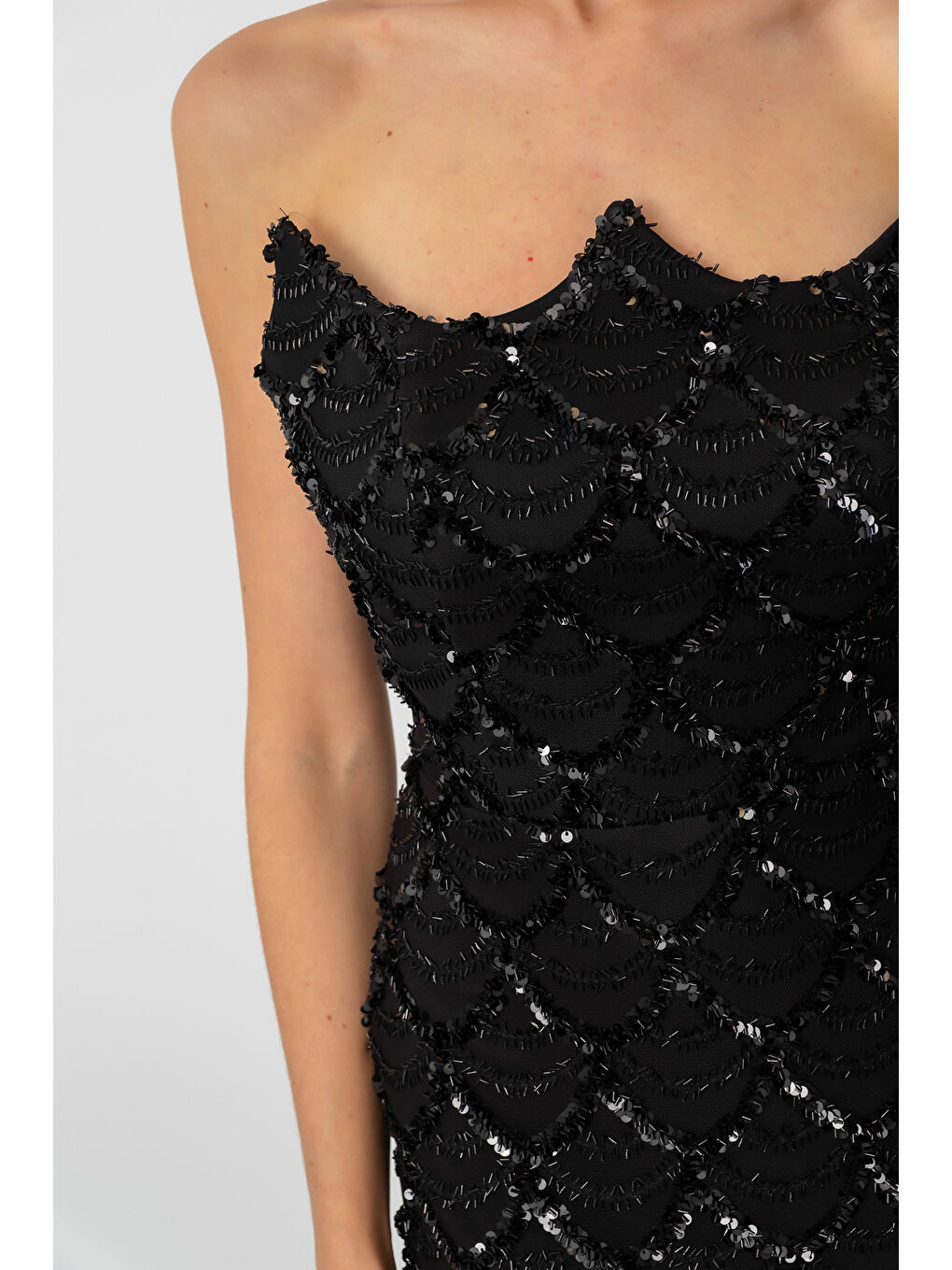 Kadın Siyah Straplez Boncuk İşlemeli Uzun Abiye Elbise-4