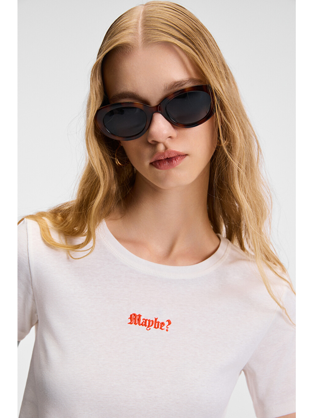 Zeraya Kadın Bisiklet Yaka Kısa Kollu Önde Nakış Detaylı Crop Beyaz T-shirt