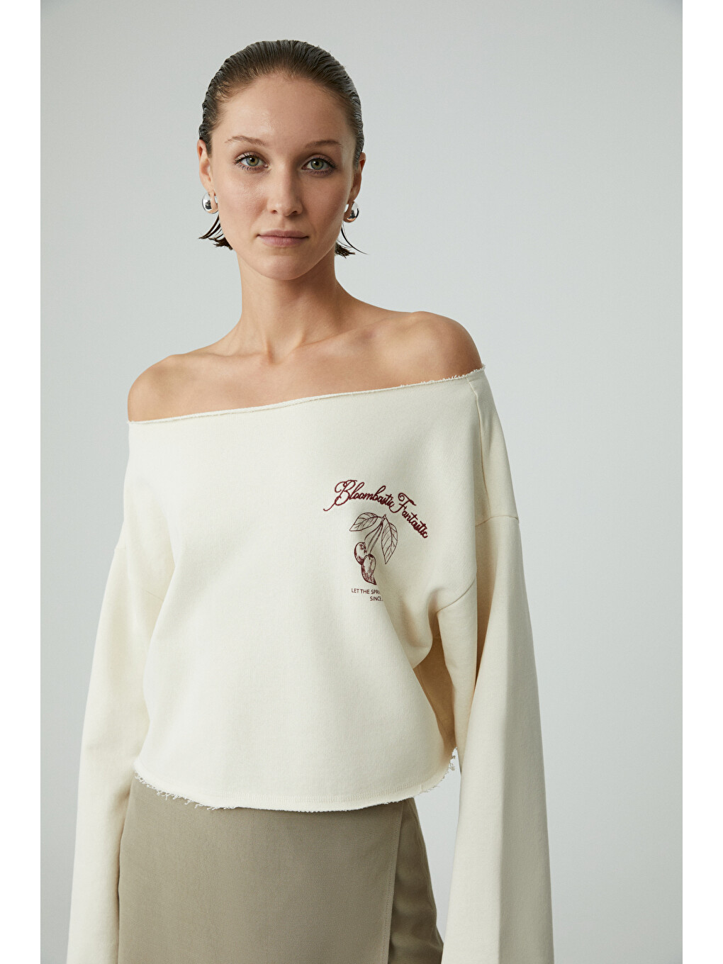 Carıbou Kadın Asimetrik Yakalı Şardonsuz Tek Omzu Açık Baskılı Ekru Sweatshirt-4