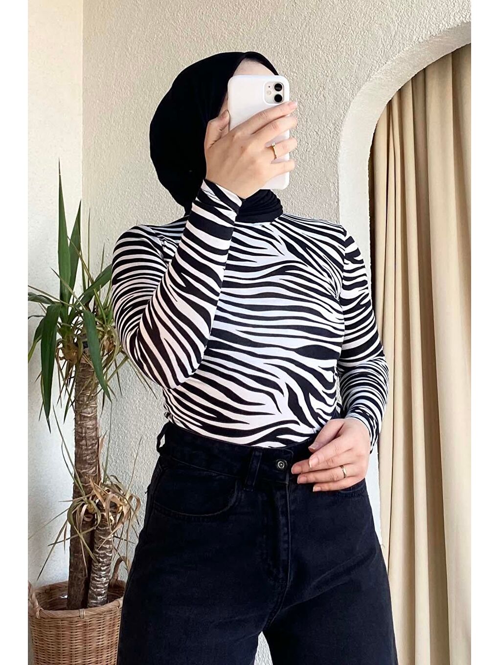Yarım Balıkçı Yaka Zebra Desenli Body Siyah-2