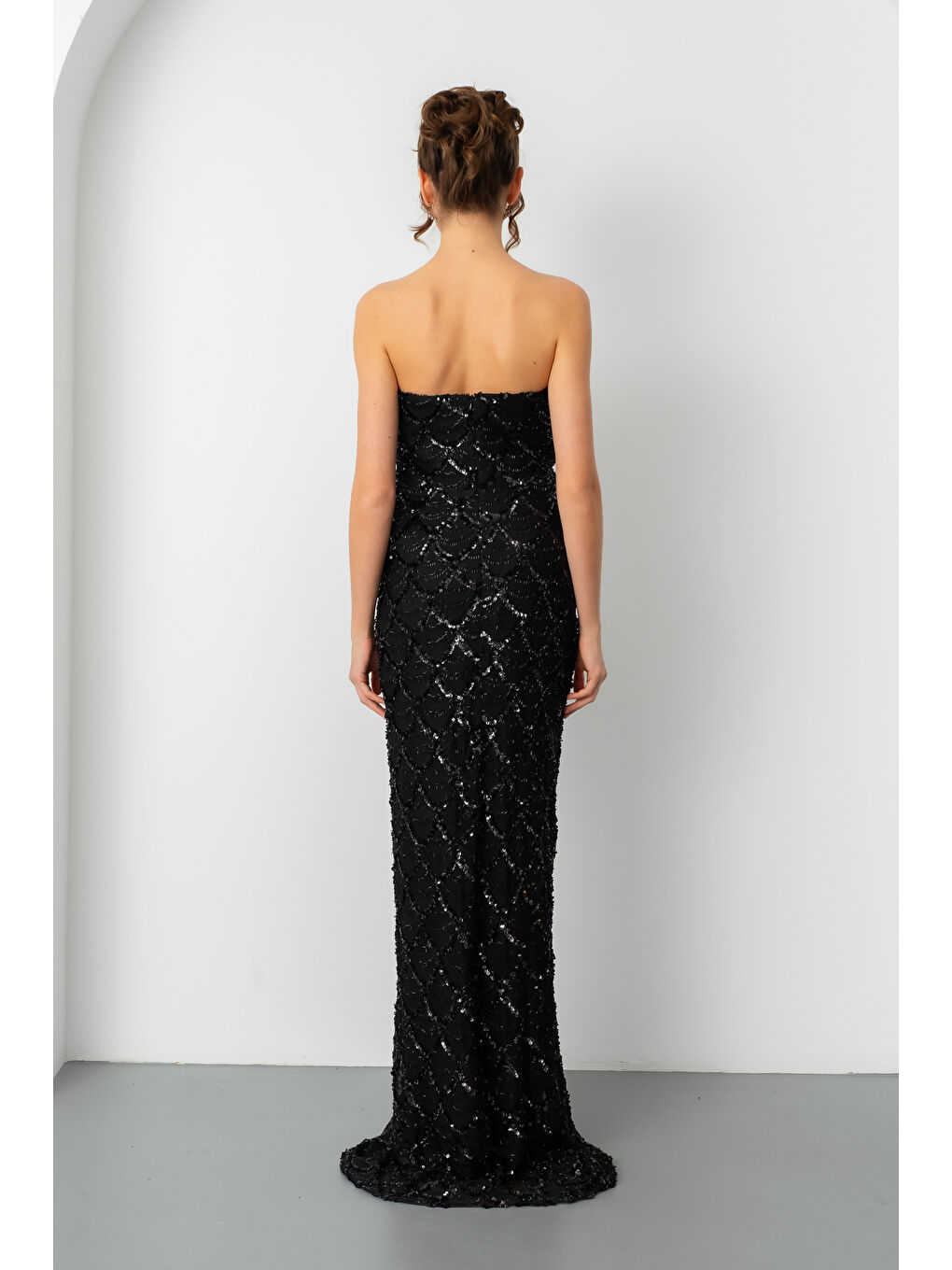 Kadın Siyah Straplez Boncuk İşlemeli Uzun Abiye Elbise-5