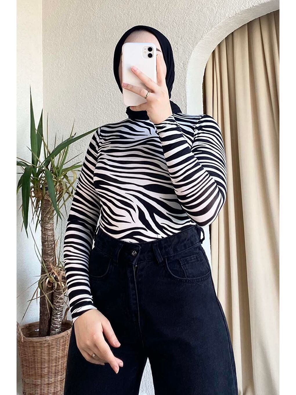 Yarım Balıkçı Yaka Zebra Desenli Body Siyah-3