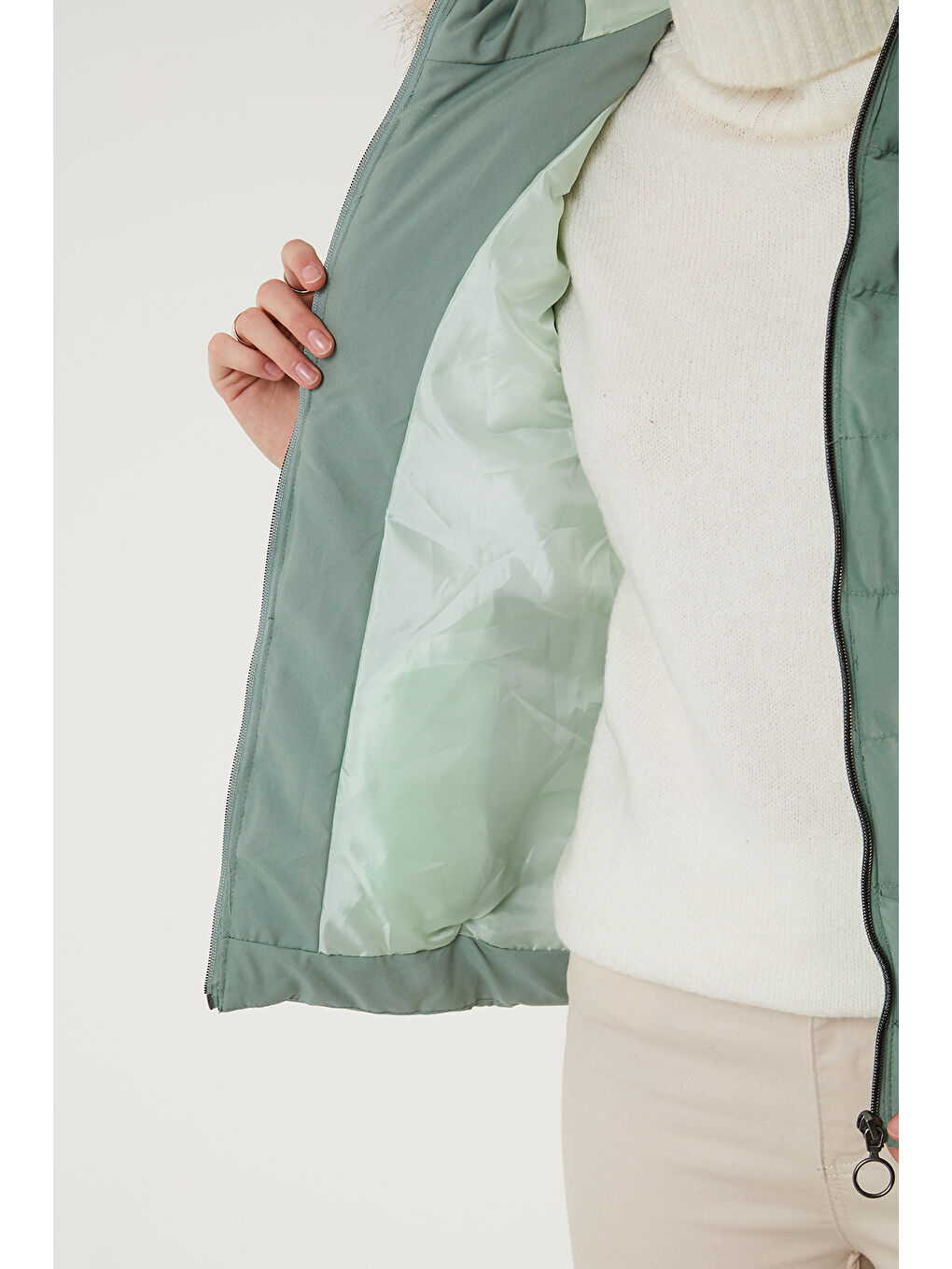 Yeşil Tüylü Kapüşonlu Cepli Şişme Yelek 497GIA-4