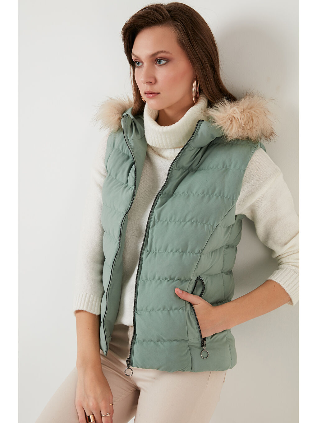 Yeşil Tüylü Kapüşonlu Cepli Şişme Yelek 497GIA-6