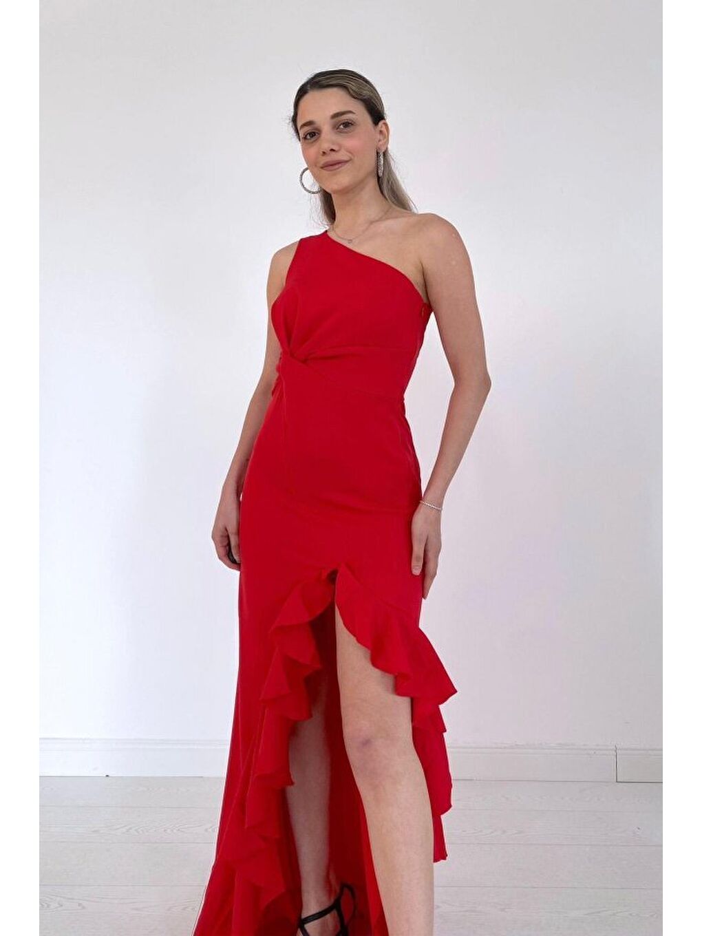 Kırmızı Yırtmaçlı Volanlı Elbise-2