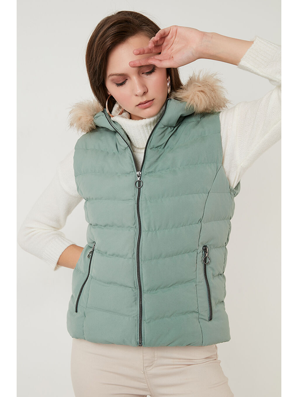 Yeşil Tüylü Kapüşonlu Cepli Şişme Yelek 497GIA-7