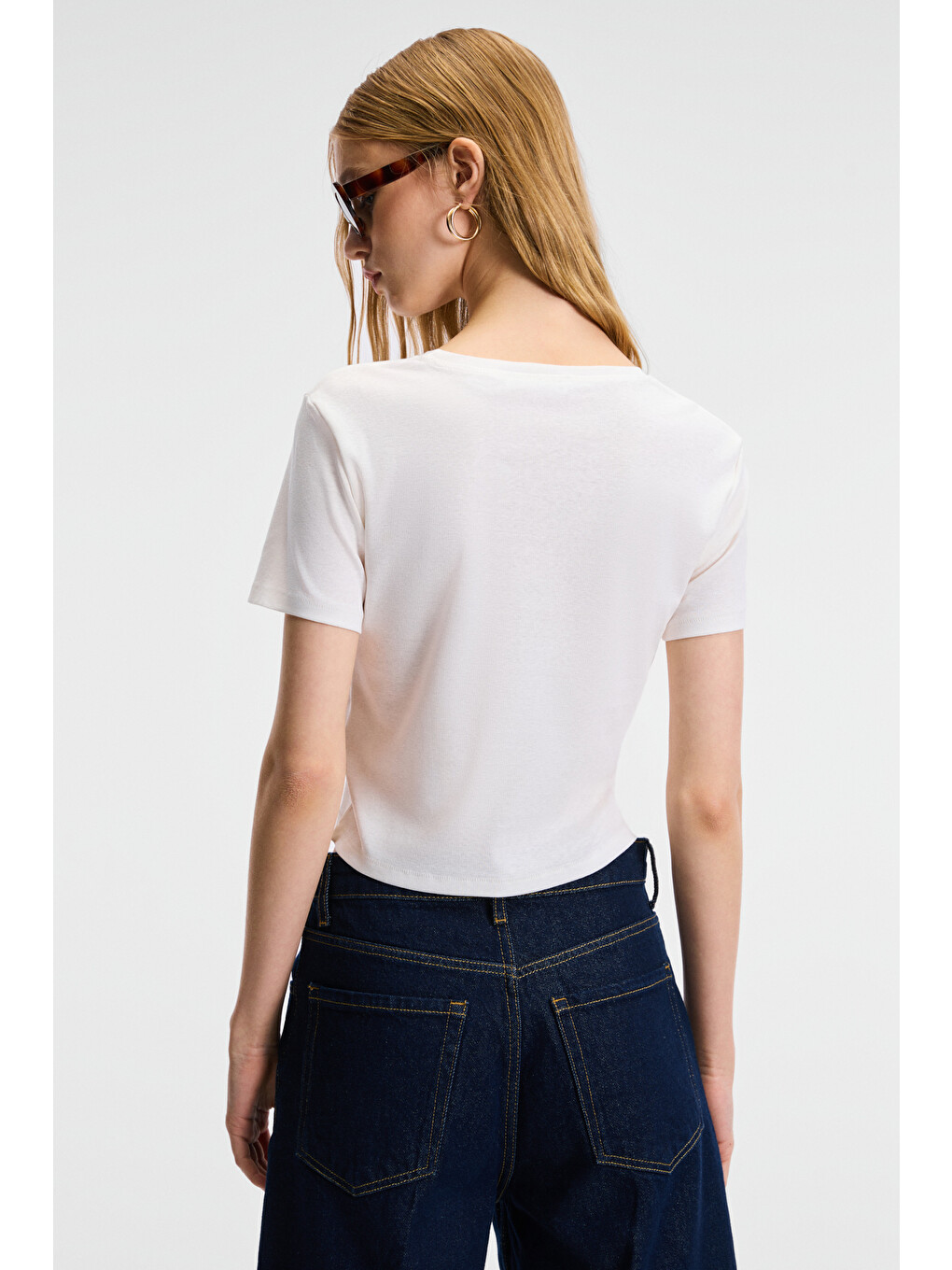 Zeraya Kadın Bisiklet Yaka Kısa Kollu Önde Nakış Detaylı Crop Beyaz T-shirt-5