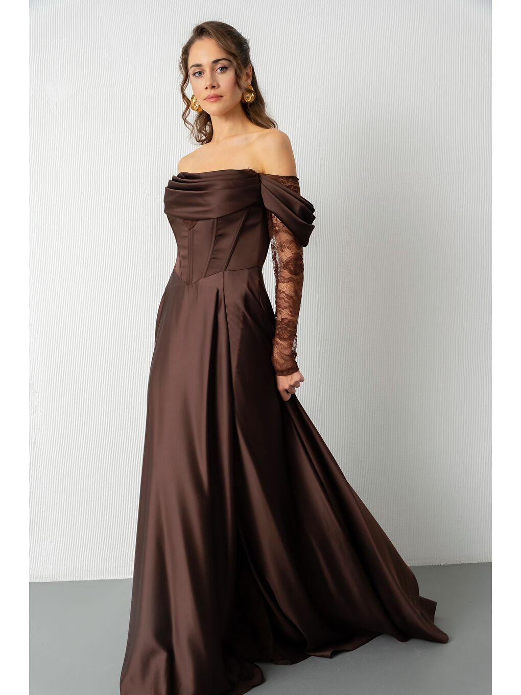 Kadın Kahverengi Dantel Detaylı Uzun Saten Abiye Elbise-1