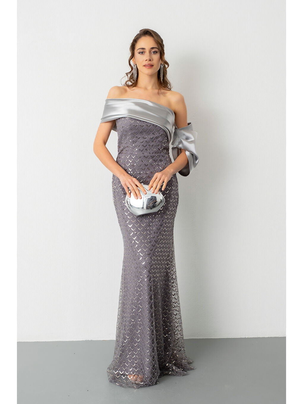 Kadın Gri Yaka Detay Boncuklu Uzun Abiye Elbise