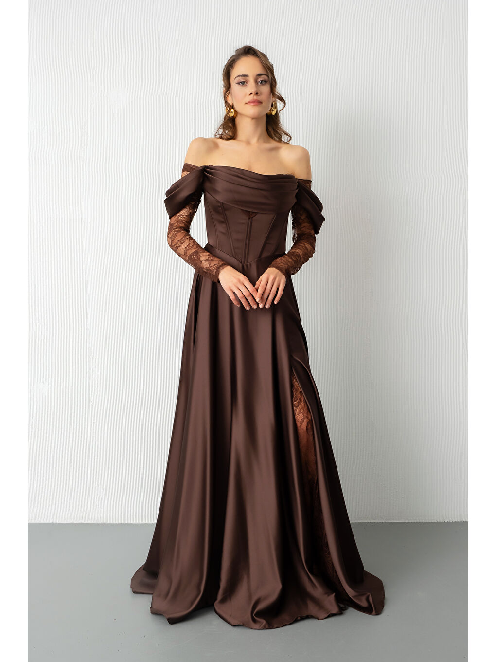 Kadın Kahverengi Dantel Detaylı Uzun Saten Abiye Elbise-2