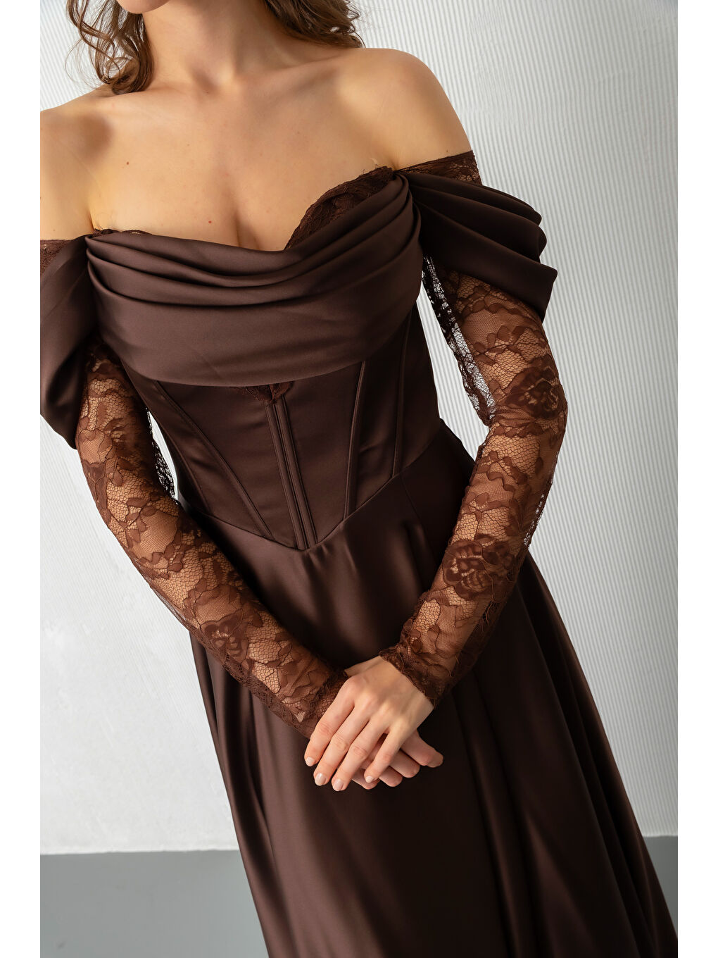 Kadın Kahverengi Dantel Detaylı Uzun Saten Abiye Elbise-3