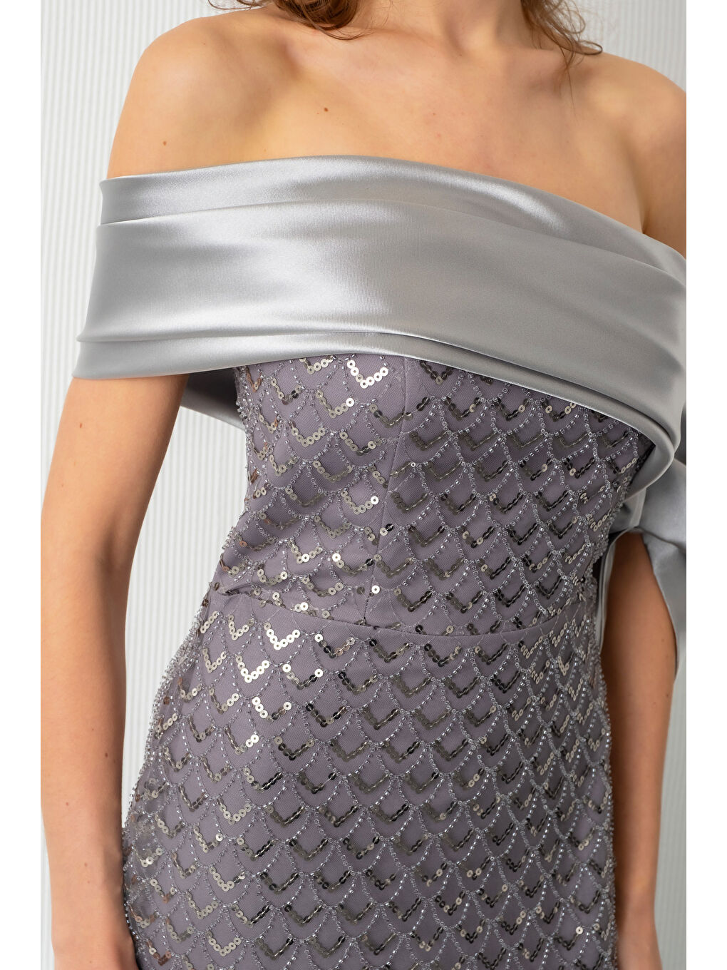 Kadın Gri Yaka Detay Boncuklu Uzun Abiye Elbise-3