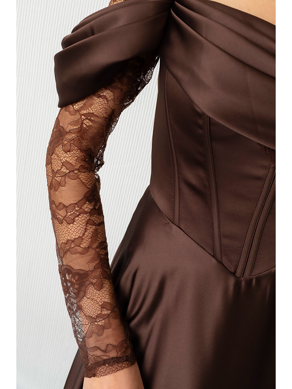 Kadın Kahverengi Dantel Detaylı Uzun Saten Abiye Elbise-4