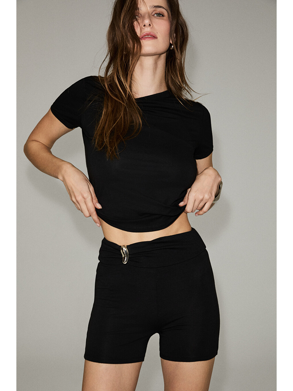 Cuquıs Kadın Yumuşak Ve Esnek Kumaşlı Toka Detaylı Slim Fit Siyah Şort-1