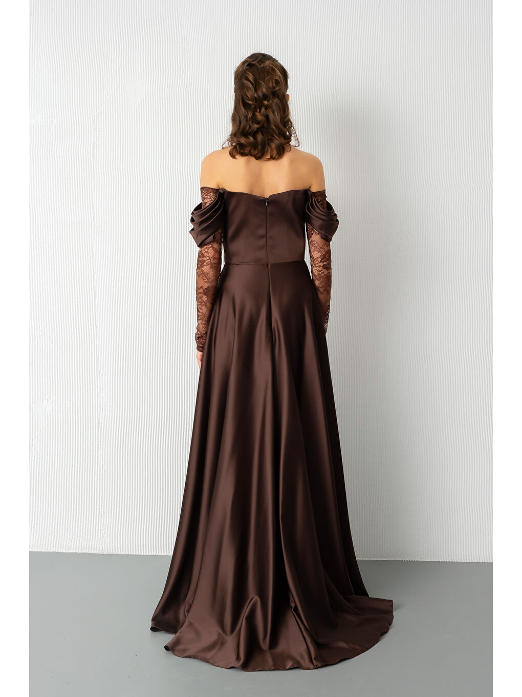 Kadın Kahverengi Dantel Detaylı Uzun Saten Abiye Elbise-5