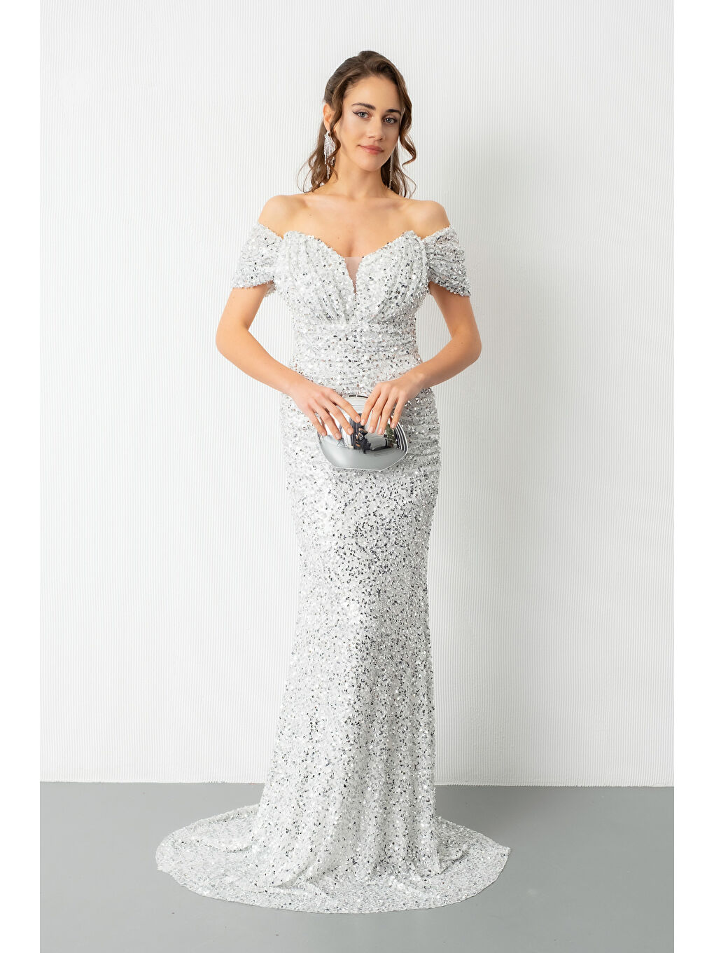 Gri Kadın Gümüş Kayık Yaka Kısa Kol Payetli Uzun Abiye Elbise-1