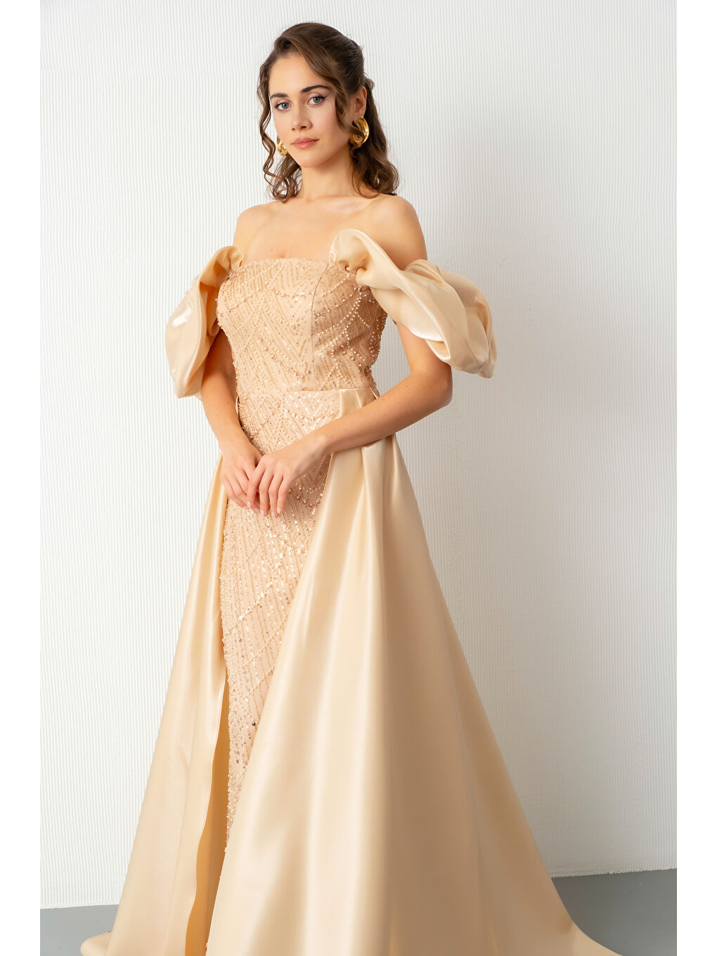 Kadın Bej Kayık Yaka Saten Kuyruklu Uzun Boncuklu Abiye-1