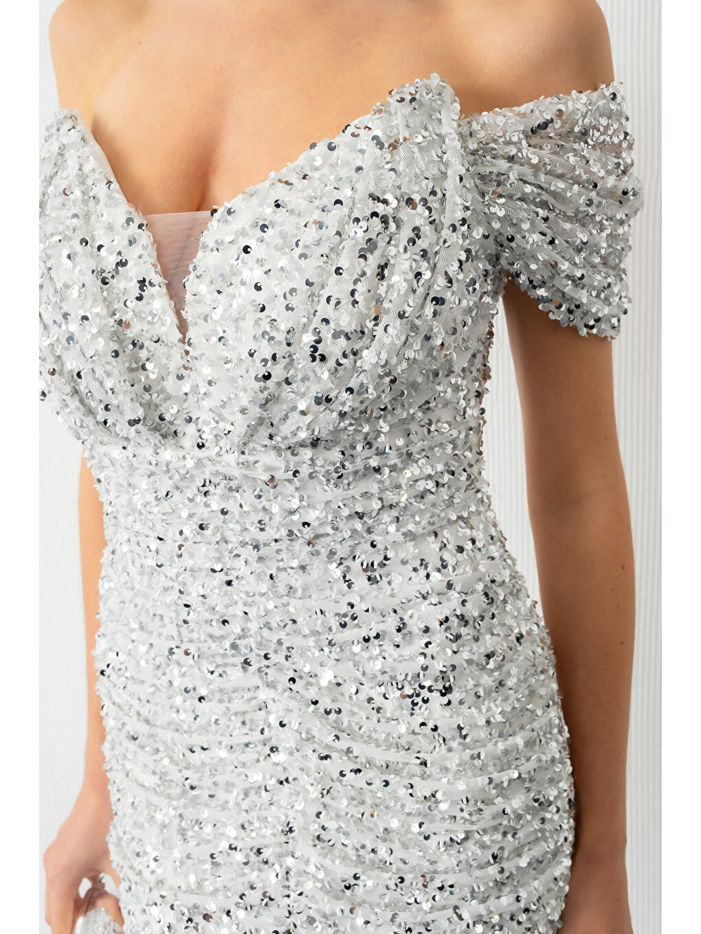 Gri Kadın Gümüş Kayık Yaka Kısa Kol Payetli Uzun Abiye Elbise-4