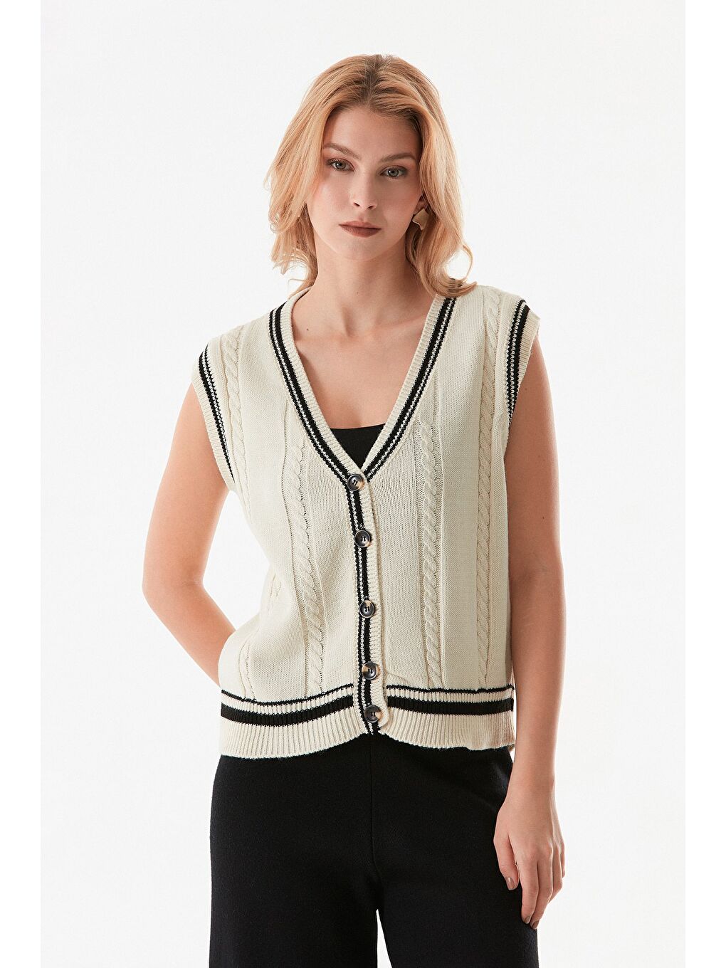 Ekru Saç Örgülü Düğmeli Triko Yelek