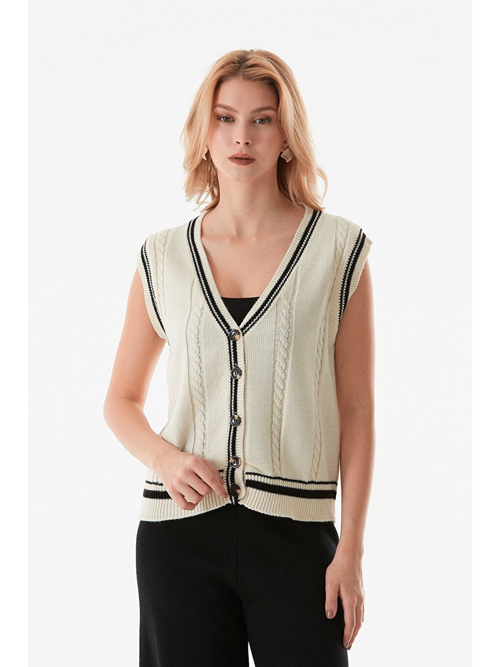 Ekru Saç Örgülü Düğmeli Triko Yelek-2