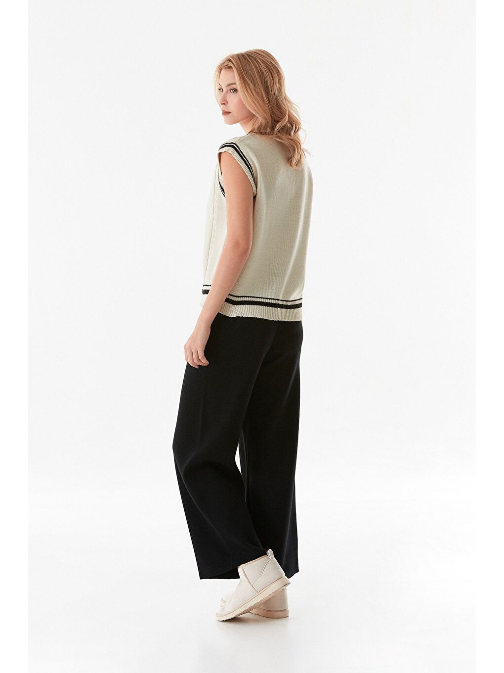 Ekru Saç Örgülü Düğmeli Triko Yelek-3