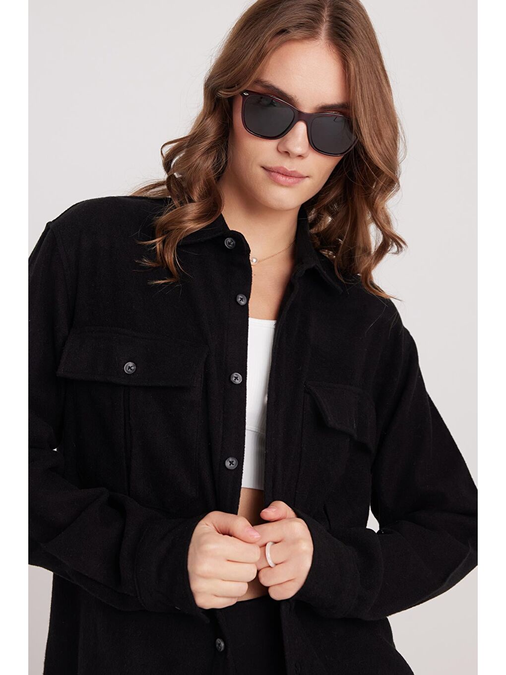 Kadın Relax Fit Rahat Kesim Oduncu Çift Cepli Düğmeli Düz Siyah Kışlık Gömlek-1