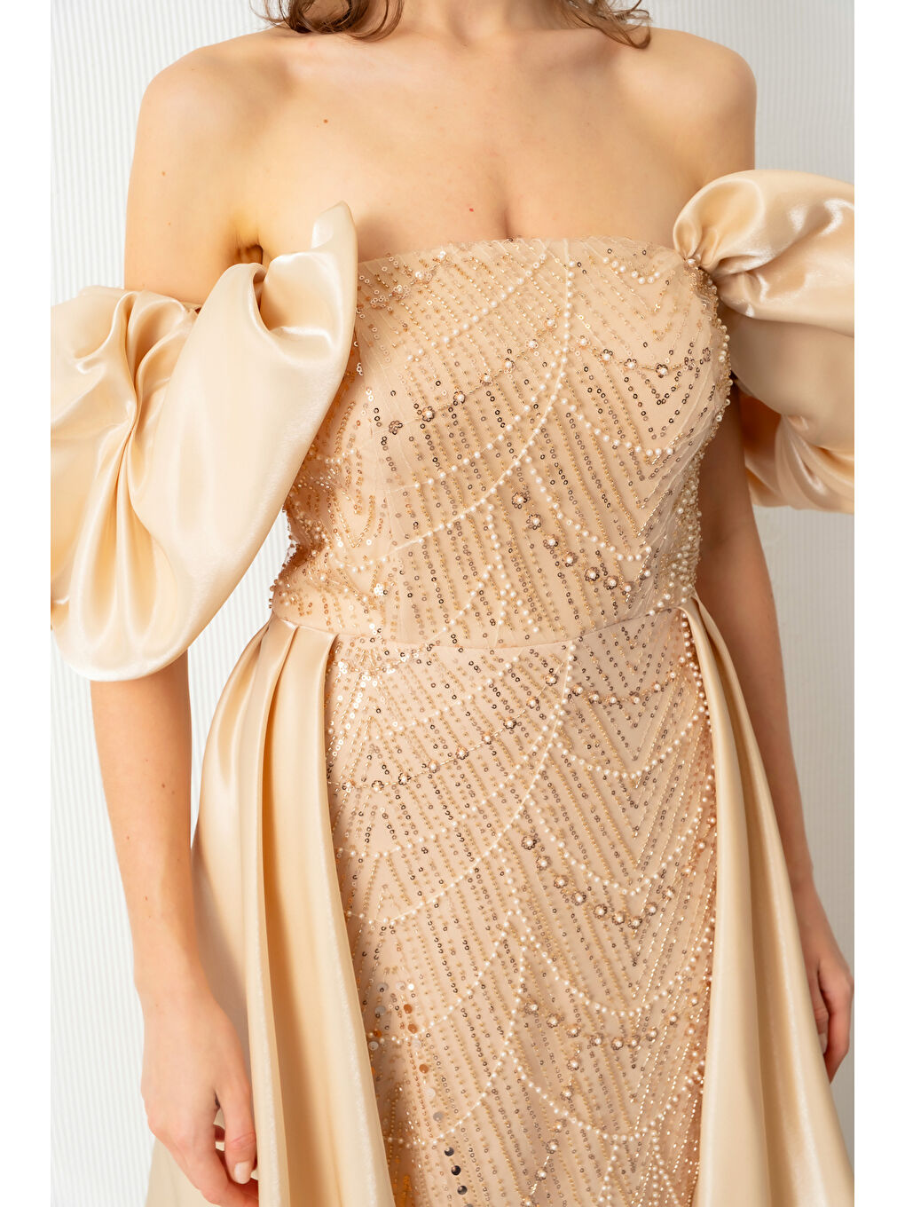 Kadın Bej Kayık Yaka Saten Kuyruklu Uzun Boncuklu Abiye-3